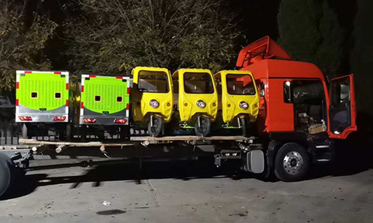 百易長青-電動多功能高壓沖洗車發(fā)貨現(xiàn)場 人行道高壓清洗車