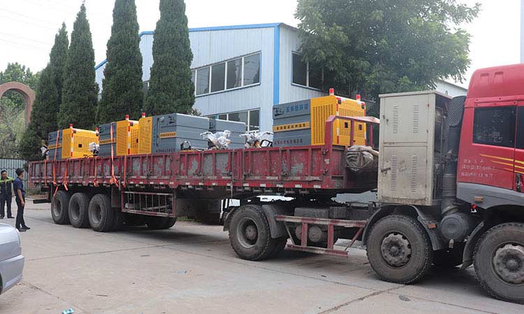 最近，深圳環(huán)衛(wèi)公司引進(jìn)多功能高壓沖洗車，用于環(huán)衛(wèi)人行道快速?zèng)_洗和保潔