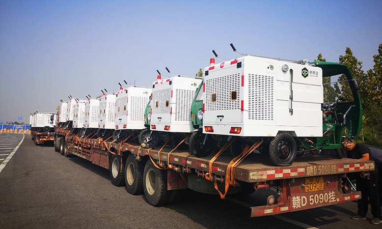 可上牌小型高壓清洗車交付使用現(xiàn)場，可用于環(huán)衛(wèi)人行道高壓清洗