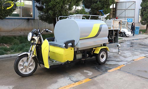 小型三輪灑水車，解決校園飛絮防疫問題