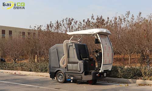 駕駛式樹葉收集車，人行道落葉收集好幫手