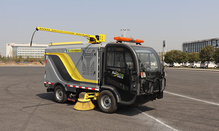 電動高壓洗掃車全新升級，解決路邊停車位清潔難題。