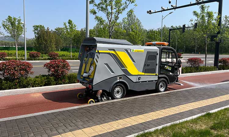 小型電動深度清潔車—還原路面地磚本色，席地而坐