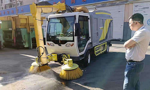 近日內(nèi)蒙古某環(huán)衛(wèi)公司引進(jìn)我司大型樹葉收集車對城市環(huán)境進(jìn)行綜合治理