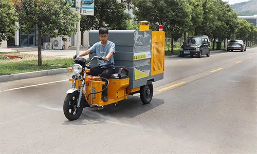 冷熱一體高壓清洗車，商業(yè)街油污清理更便捷