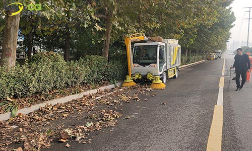 純電動(dòng)樹葉收集車，秋季落葉收集，其他季節(jié)可作為洗掃車高壓清洗車使用