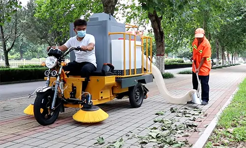 吸樹葉機(jī)器成堆，零散樹葉收集轉(zhuǎn)運(yùn)