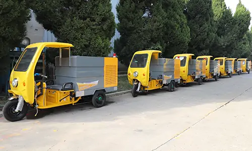 小型三輪高壓清洗車，洗掃車已裝車準備發(fā)往某環(huán)衛(wèi)公司