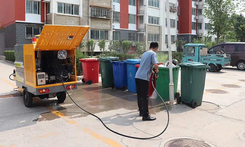 冬季來臨，物業(yè)小區(qū)在選擇高溫高壓清洗車的時候要注意哪些問題呢？