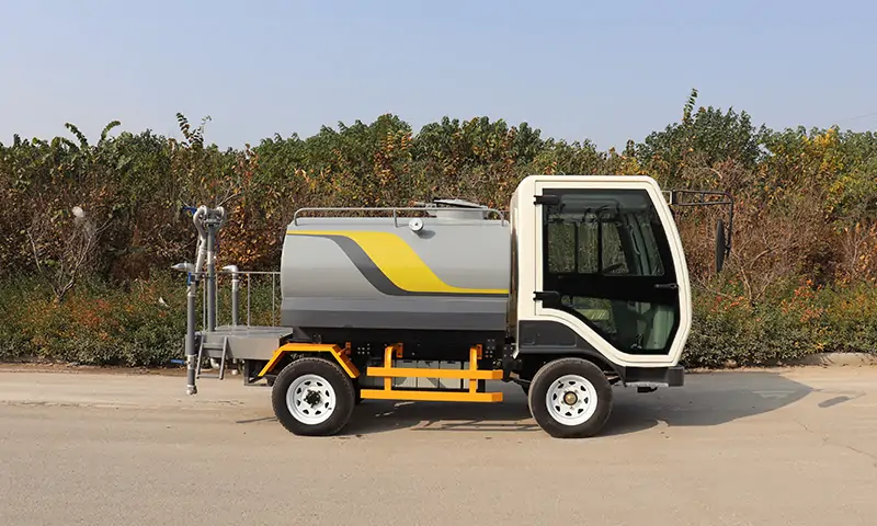 四輪多功能灑水車—狹窄路段、背街小巷道路養(yǎng)護專用車輛