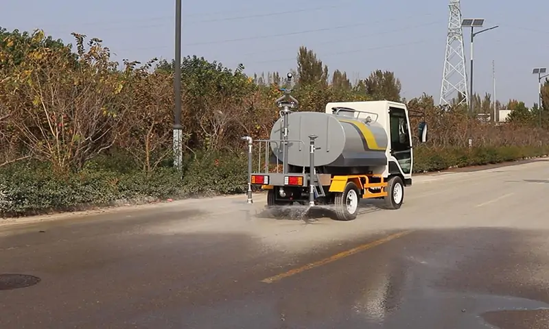 園林景區(qū)綠化面積大，不好管理？四輪電動灑水車，一車問題全解決！