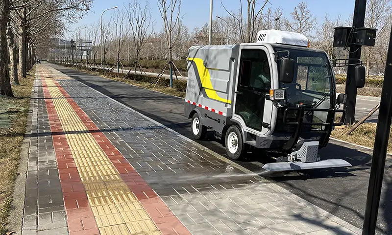 每年花幾十萬塊錢雇人做環(huán)衛(wèi)，為啥不選擇幾萬塊錢采購設(shè)備？一車代替六名人工！