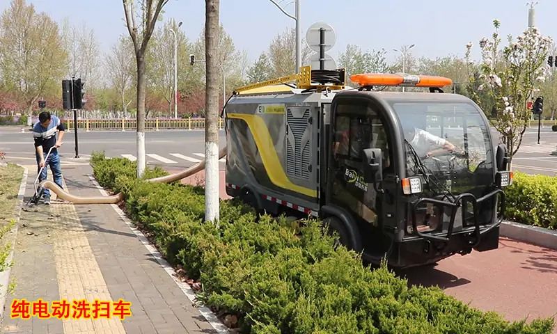 機場、學(xué)校、景區(qū)等路面清理效果一直不好？小型清潔設(shè)備廠家給您一個建議！