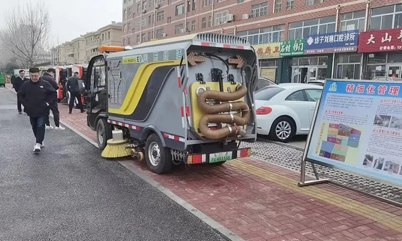 純電動洗掃車現(xiàn)場試車，人行道路面洗掃引起關(guān)注，行人連連夸贊！