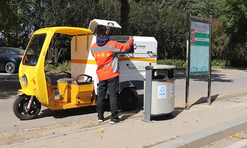 兩分類垃圾清運(yùn)車，小巧身姿，操作靈活，應(yīng)用廣泛！現(xiàn)場(chǎng)試車備受關(guān)注！