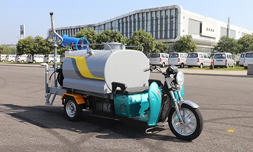 春季揚塵大，影響居住環(huán)境怎么辦？這款三輪霧炮灑水車幫您解決！