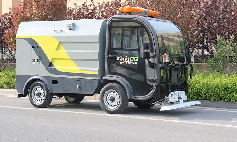 四輪多功能高壓清洗車！專項治理物業(yè)小區(qū)、景區(qū)、商業(yè)街道路面衛(wèi)生治理！