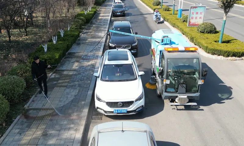 純電動洗掃車輔道路邊車下衛(wèi)生治理有奇招！旋轉(zhuǎn)型機械臂大顯身手，一沖就干凈！