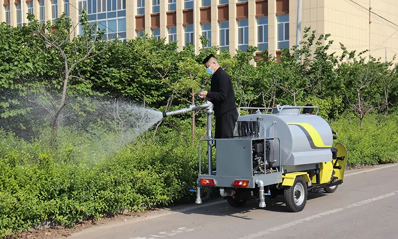 三輪純電動灑水車小區(qū)道路養(yǎng)護，治理春季揚塵衛(wèi)生治理，純電動更環(huán)保！