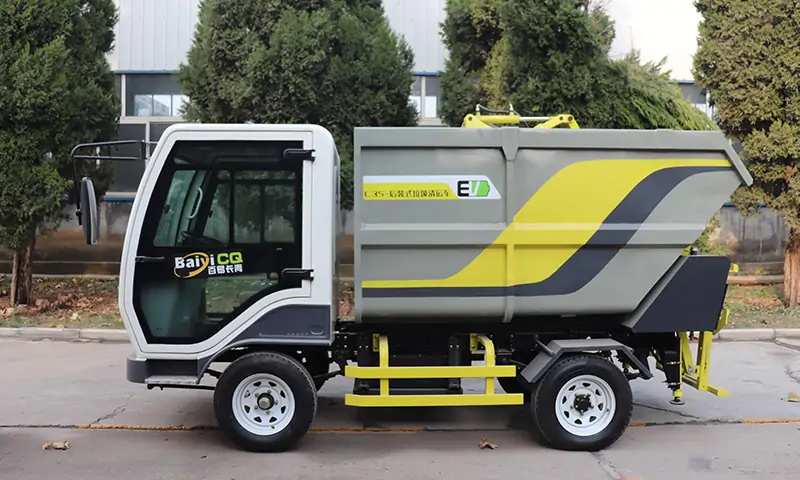 后裝式垃圾清運車，解決商業(yè)街道，景區(qū)園林垃圾轉(zhuǎn)運難題，一鍵控制，簡單快捷！