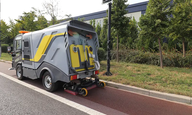 市政人行道太狹窄不好清理怎么辦？純電動深度清潔車，一車多用，有效解決市政人行道清理難題！
