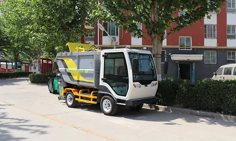 純電動(dòng)后裝式垃圾清運(yùn)車，解決當(dāng)前物業(yè)小區(qū)垃圾轉(zhuǎn)運(yùn)困難問(wèn)題，純電動(dòng)，更環(huán)保！