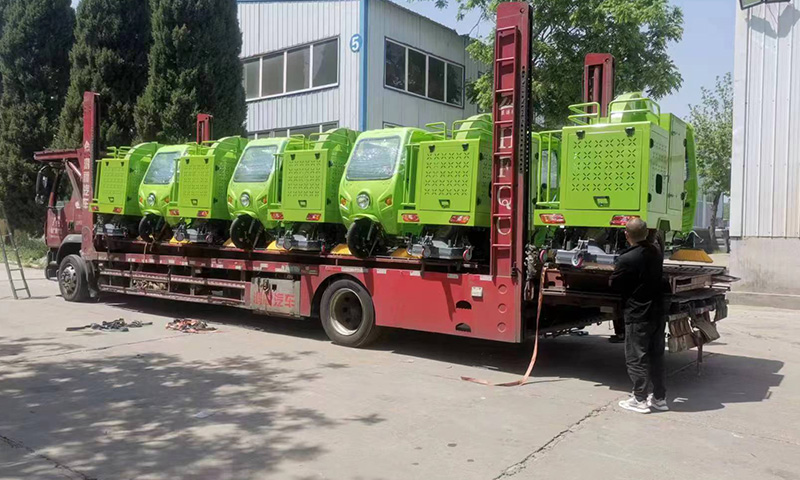 百易三輪駕駛式樹葉收集車發(fā)車！操作簡單，輕輕松松搞定落葉收集轉(zhuǎn)運(yùn)難題！