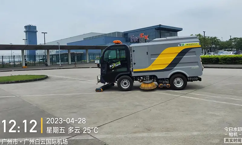 百易純電動洗掃車到達(dá)白云機(jī)場，助力機(jī)場環(huán)衛(wèi)環(huán)境建設(shè)，共建美好城市形象！
