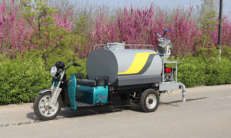 三輪灑水車，別看它小，用處可不少：霧炮、灑水、高炮樣樣齊全，景區(qū)物業(yè)工地都能使用！