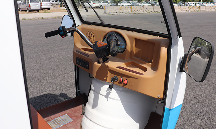 側(cè)裝式垃圾清運車BY-L25