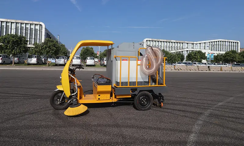 高效便捷的三輪駕駛式樹葉收集車，改善清潔工作效率！