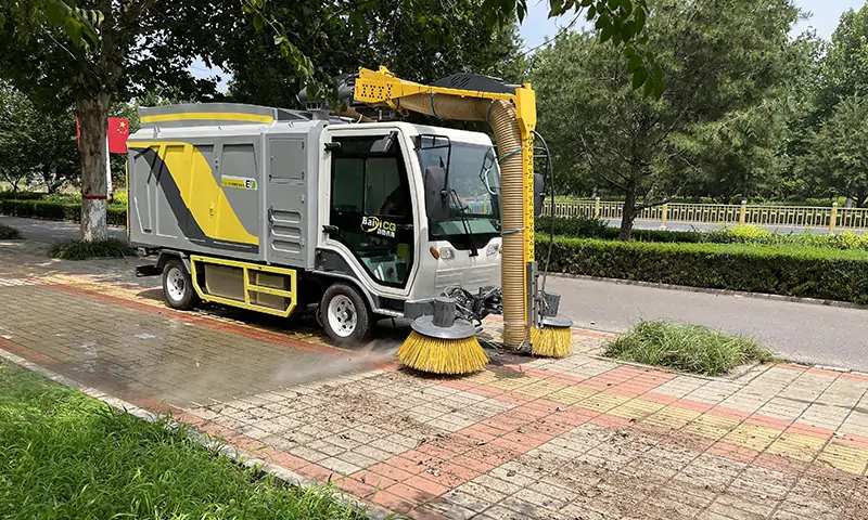 樹葉收集車——引領(lǐng)綠色清潔革命的力量，落葉收集專用車輛。