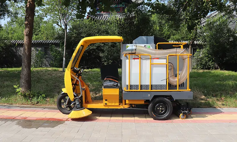 高效便捷的秋季落葉收集轉(zhuǎn)運(yùn)專用車輛，三輪駕駛式樹葉收集車！