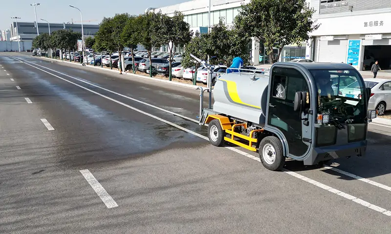 全新多功能四輪灑水車助力城市環(huán)保新風潮