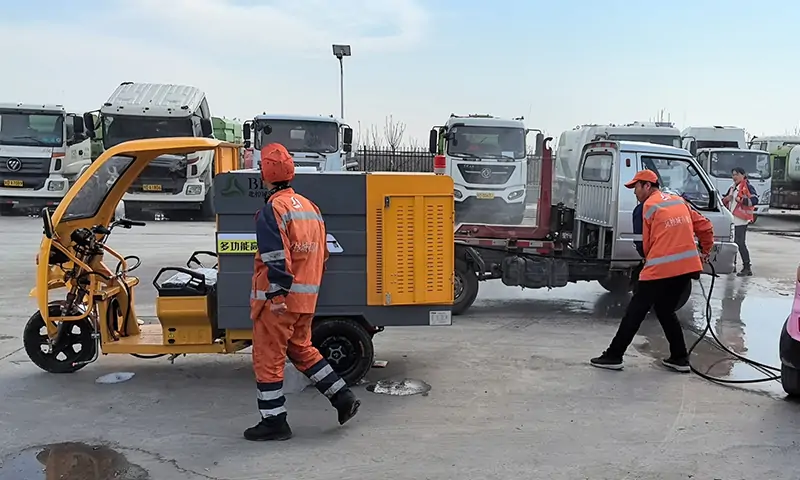 三輪多功能高壓清洗車發(fā)貨！助力城市美好環(huán)境建設(shè)！