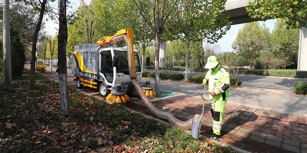 新型樹(shù)葉收集車(chē),電動(dòng)樹(shù)葉專(zhuān)用收集車(chē),樹(shù)葉收集一體車(chē),吸入式樹(shù)葉收集車(chē),破碎樹(shù)葉收集車(chē)