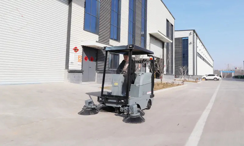 便捷高效的環(huán)保衛(wèi)士——純電動三輪駕駛式清掃車助力城市潔凈升級