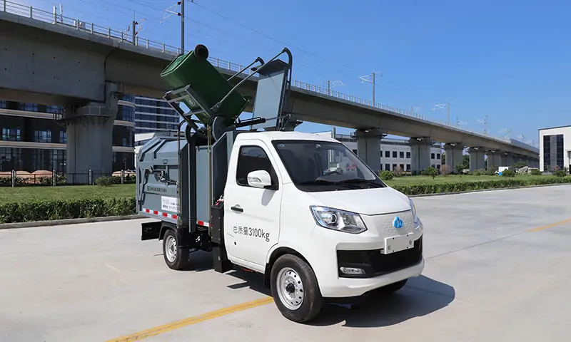 新能源側(cè)裝式垃圾清運(yùn)車——城市環(huán)衛(wèi)升級(jí)的綠色利器