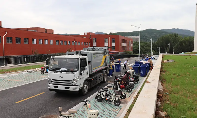 純電動壓縮式垃圾車助力校園垃圾轉(zhuǎn)運(yùn)——綠色環(huán)保的新選擇