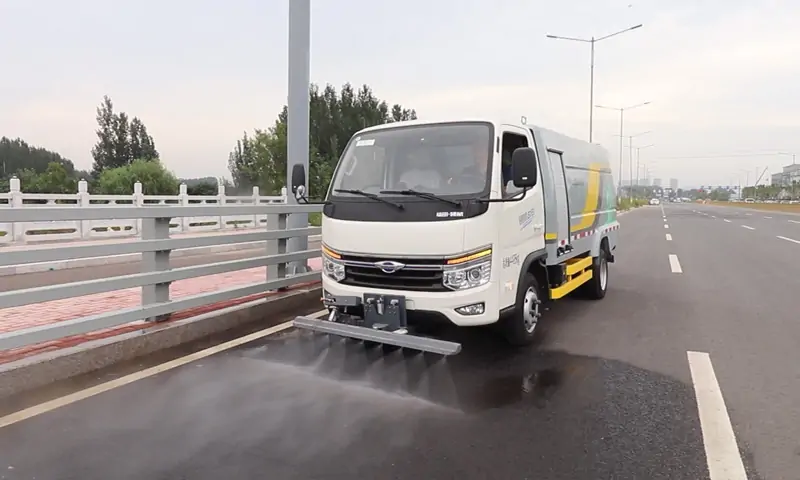新能源路面養(yǎng)護(hù)車——讓城市清潔更智能、更高效